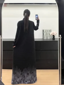 Vêtement traditionnel noir avec motifs modernes gris