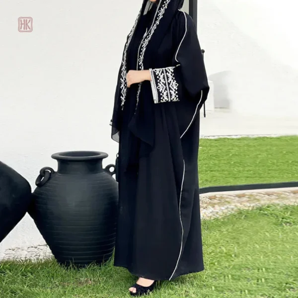 Vêtement féminin chic en abaya