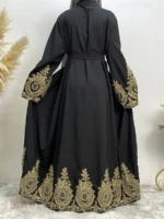 Abaya kimono élégante avec motifs dorés