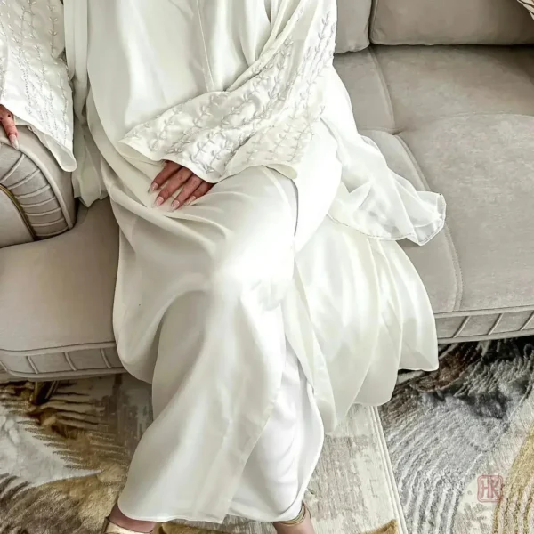 Abaya légère en tissu fluide et confortable