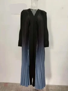 Vêtement féminin bleu en tissu plissé