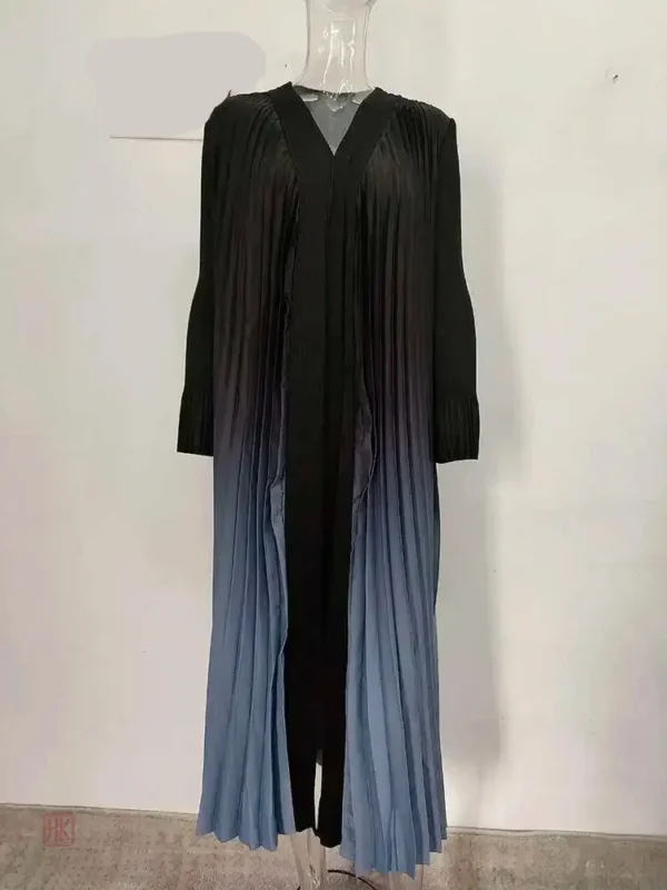 Vêtement féminin bleu en tissu plissé