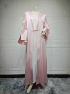 Vêtement traditionnel rehaussé de touches contemporaines en rose