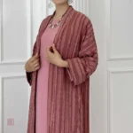 Abaya rose avec design moderne
