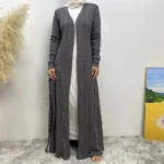 Vêtement kimono gris, parfait pour un look chic et confortable
