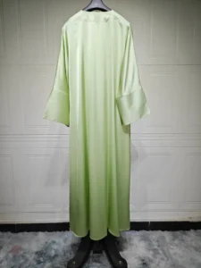 Kimono en satin vert, parfait pour toutes occasions
