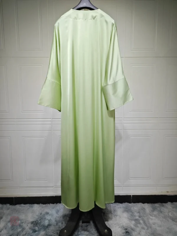 Kimono en satin vert, parfait pour toutes occasions