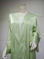 Abaya chic en vert satiné, confort et élégance