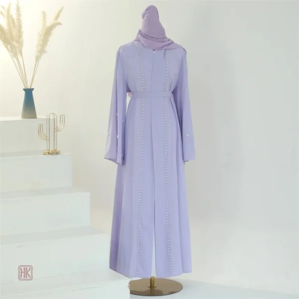Vêtement féminin violet avec perles, style kimono