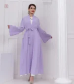 Kimono léger violet, touches de perles raffinées