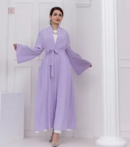 Kimono léger violet, touches de perles raffinées