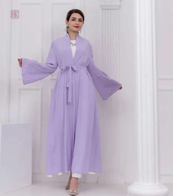 Kimono léger violet, touches de perles raffinées