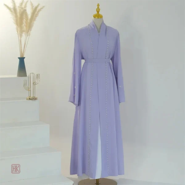 Abaya en violet avec embellissements perlés