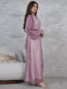 Robe assortie à l'abaya en violet