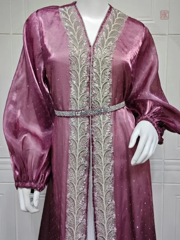 Vêtement de cérémonie en tissu transparent