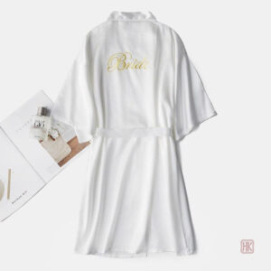 Vêtement de nuit féminin en kimono blanc