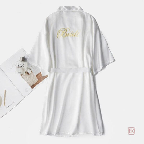 Vêtement de nuit féminin en kimono blanc