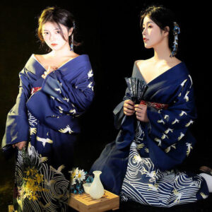 Kimono bleu avec motifs japonais élégants