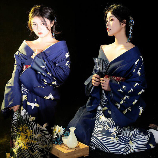 Kimono bleu avec motifs japonais élégants