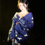Robe kimono en bleu, motifs traditionnels asiatiques
