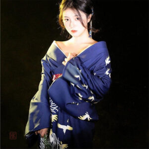 Robe kimono en bleu, motifs traditionnels asiatiques