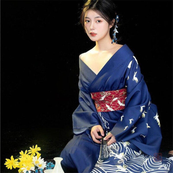Vêtement kimono bleu aux motifs japonais raffinés