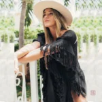 Robe kimono en noir, design ajouré élégant