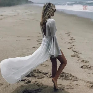 Vêtement féminin bohème blanc, parfait pour l'été