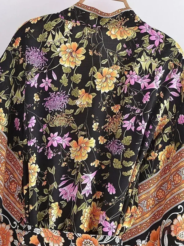 Style bohème : Kimono noir à fleurs