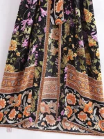 Kimono noir aux motifs floraux pour été