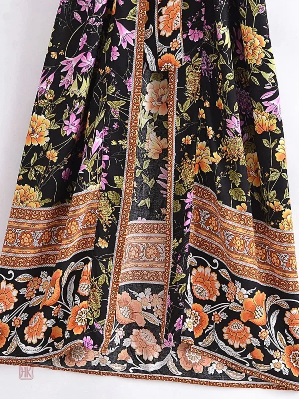 Kimono noir aux motifs floraux pour été