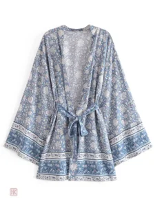 Robe Kimono à motifs floraux dans des tons de bleu