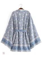 Vêtement d'inspiration boho avec fleurs bleues chic