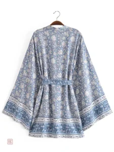 Vêtement d'inspiration boho avec fleurs bleues chic