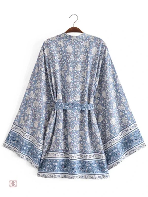 Vêtement d'inspiration boho avec fleurs bleues chic