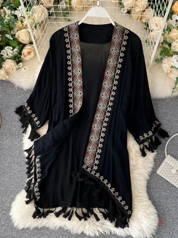 Kimono court avec design brodé coloré