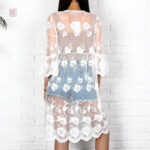 Style bohème avec ce kimono court en dentelle