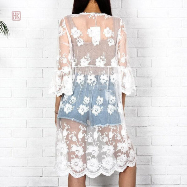 Style bohème avec ce kimono court en dentelle