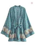 Veste kimono légère avec motifs floraux