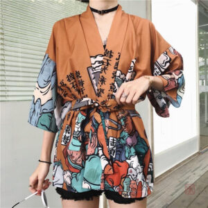 Kimono court femme avec motifs traditionnels japonais