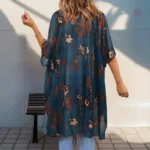 Kimono bleu féminin, parfait pour les journées d'été