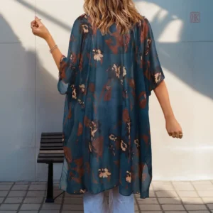 Kimono bleu féminin, parfait pour les journées d'été