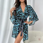 Peignoir kimono élégant avec motif léopard noir et bleu