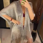 Kimono de plage argenté au design élégant