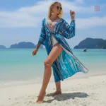 Kimono de plage bleu d'été