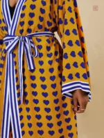 Kimono jaune avec design cœur, accessoire tendance