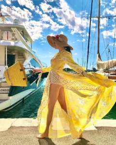 Vêtement d'été léger en couleur jaune