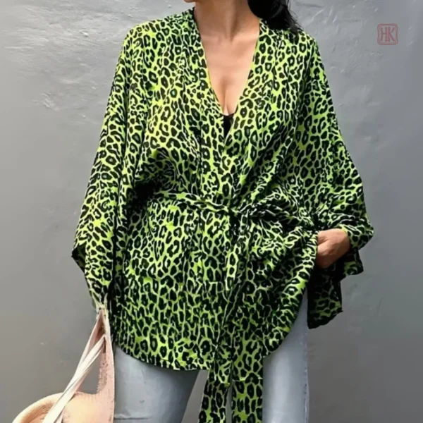 kimono-de-plage-leopard-vert-1 Kimono Léopard Vert pour femme, parfait pour la plage