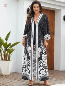 Robe kimono noire avec motifs graphiques