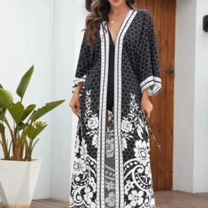 Robe kimono noire avec motifs graphiques